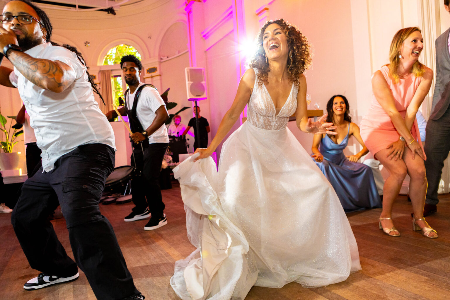 Lachende dansende bruid