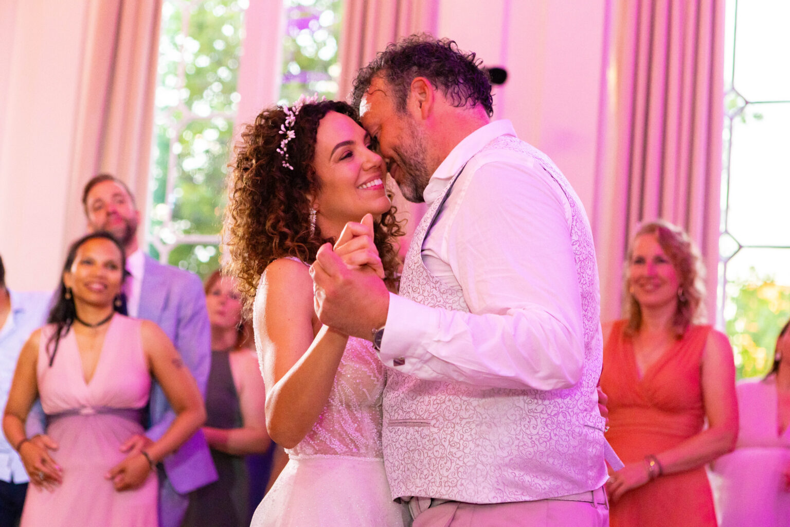 Bruidspaar schuifelt