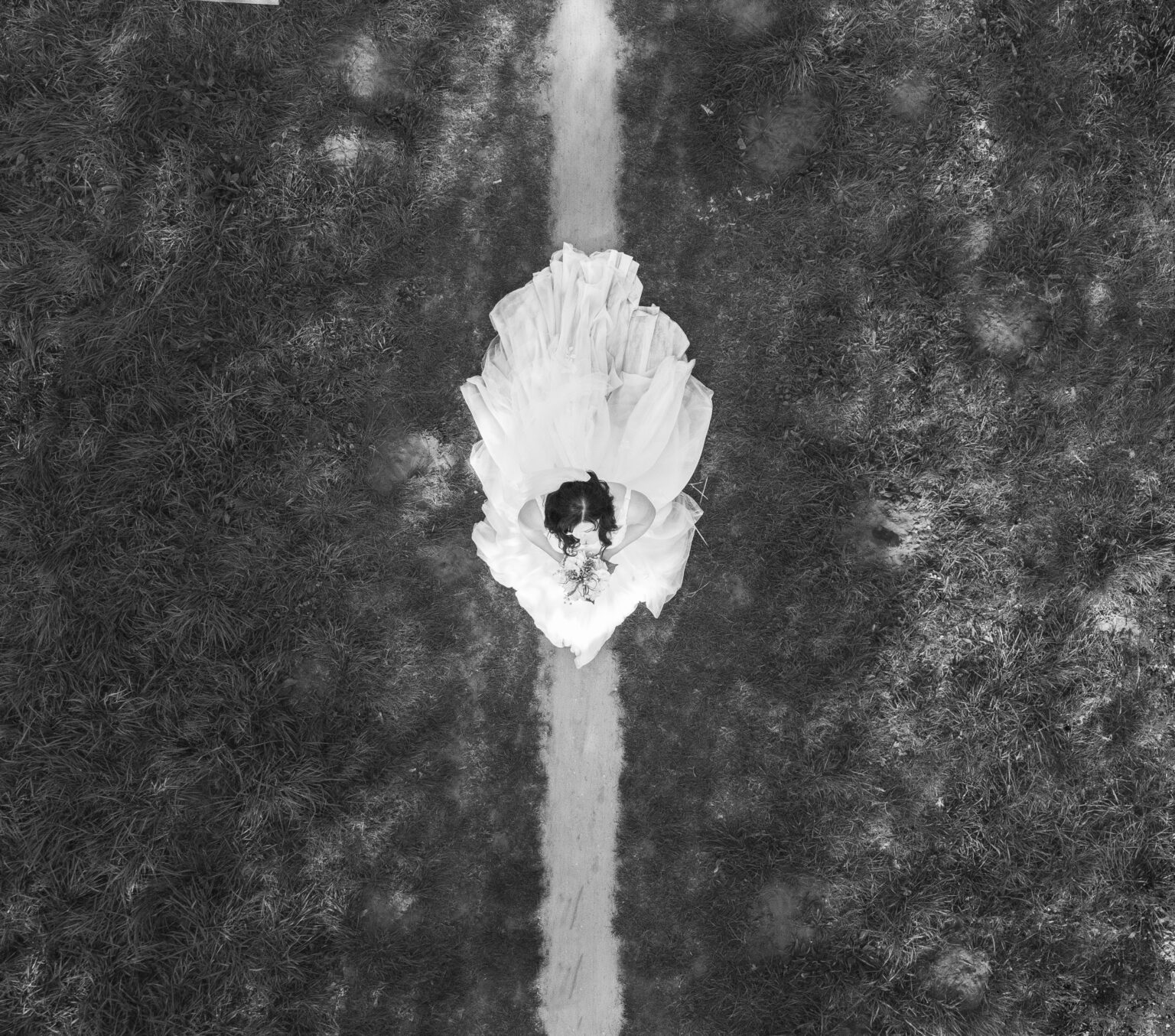 Drone foto zwart wit bruid van boven