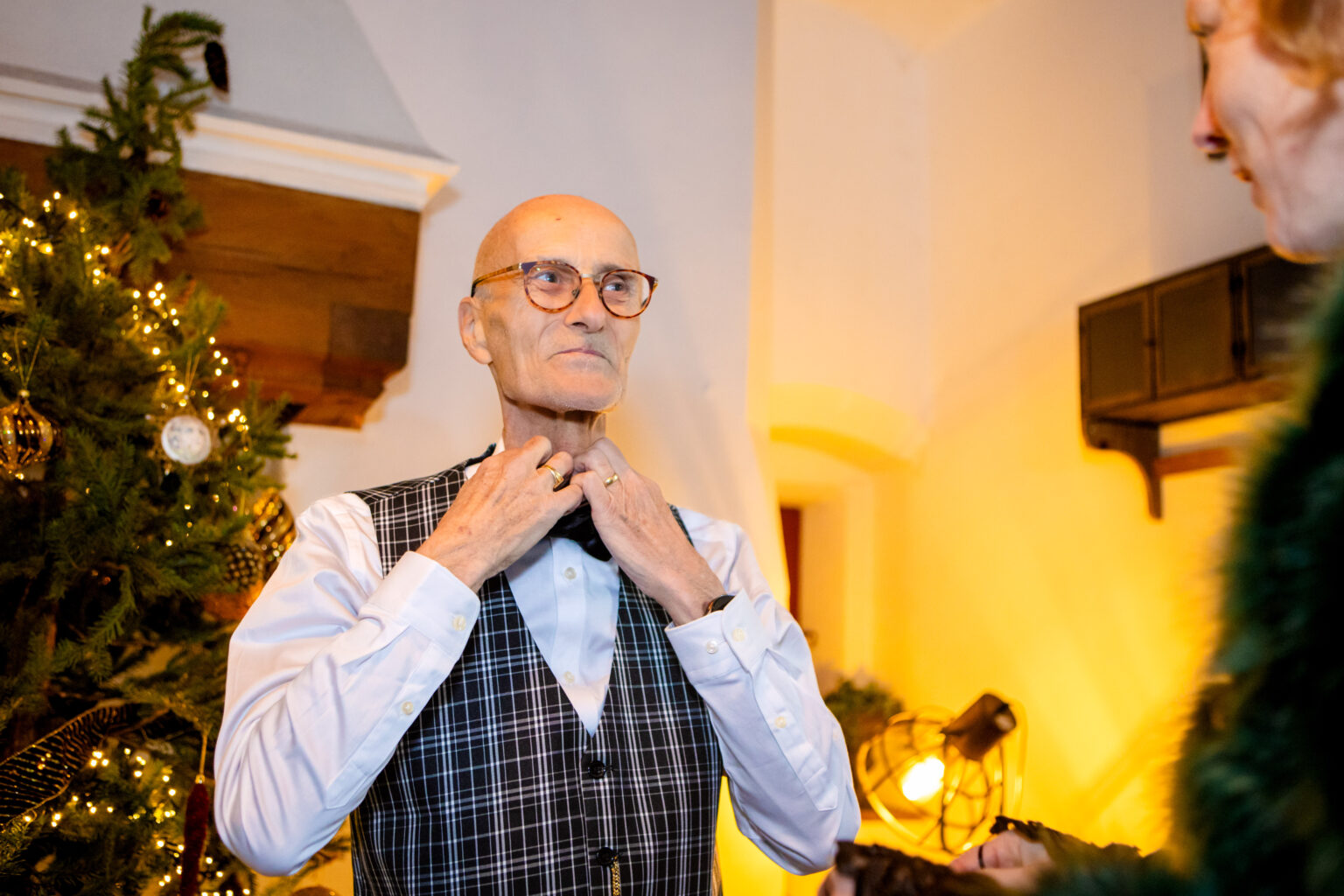 Oudere man doet zijn strik goed