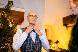 Oudere man doet zijn strik goed