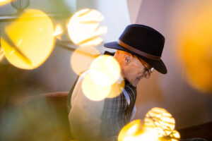 Meneer heeft een hoed op