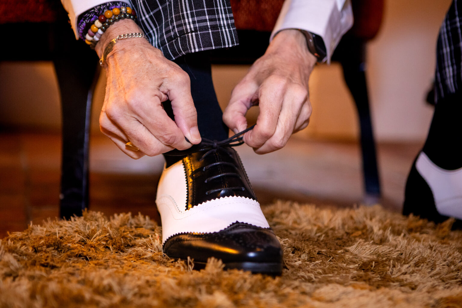 Veterstrikken van nette schoenen