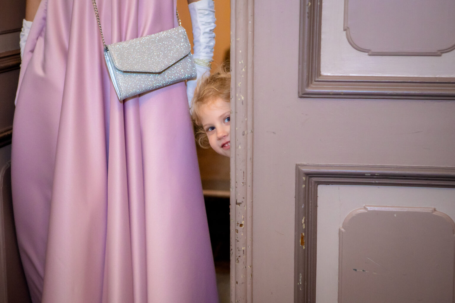 Meisje spiekt om de deur