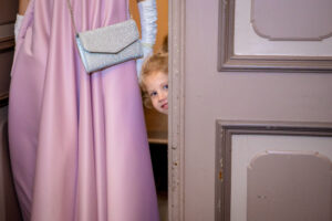 Meisje spiekt om de deur