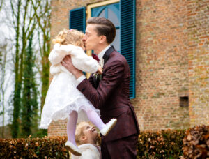 Vader tilt dochter op voor een kus