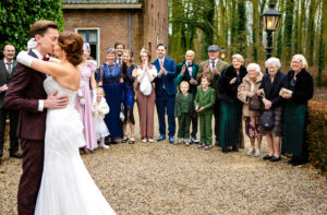 Mensen klappen naar bruidspaar