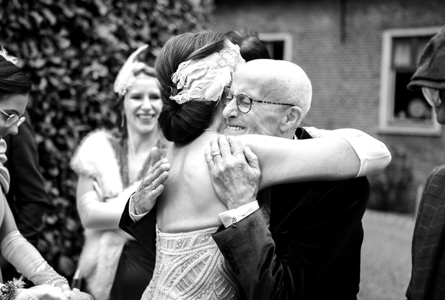 Vader en dochter in zwartwit liefde volle knuffel