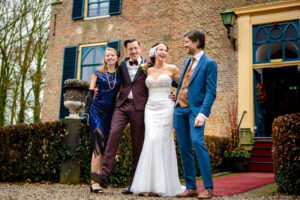 Bruidspaar met vrienden