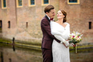 Bruidspaar knuffelt buiten