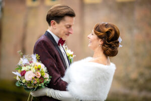 Bruidspaar lacht en knuffelt buiten