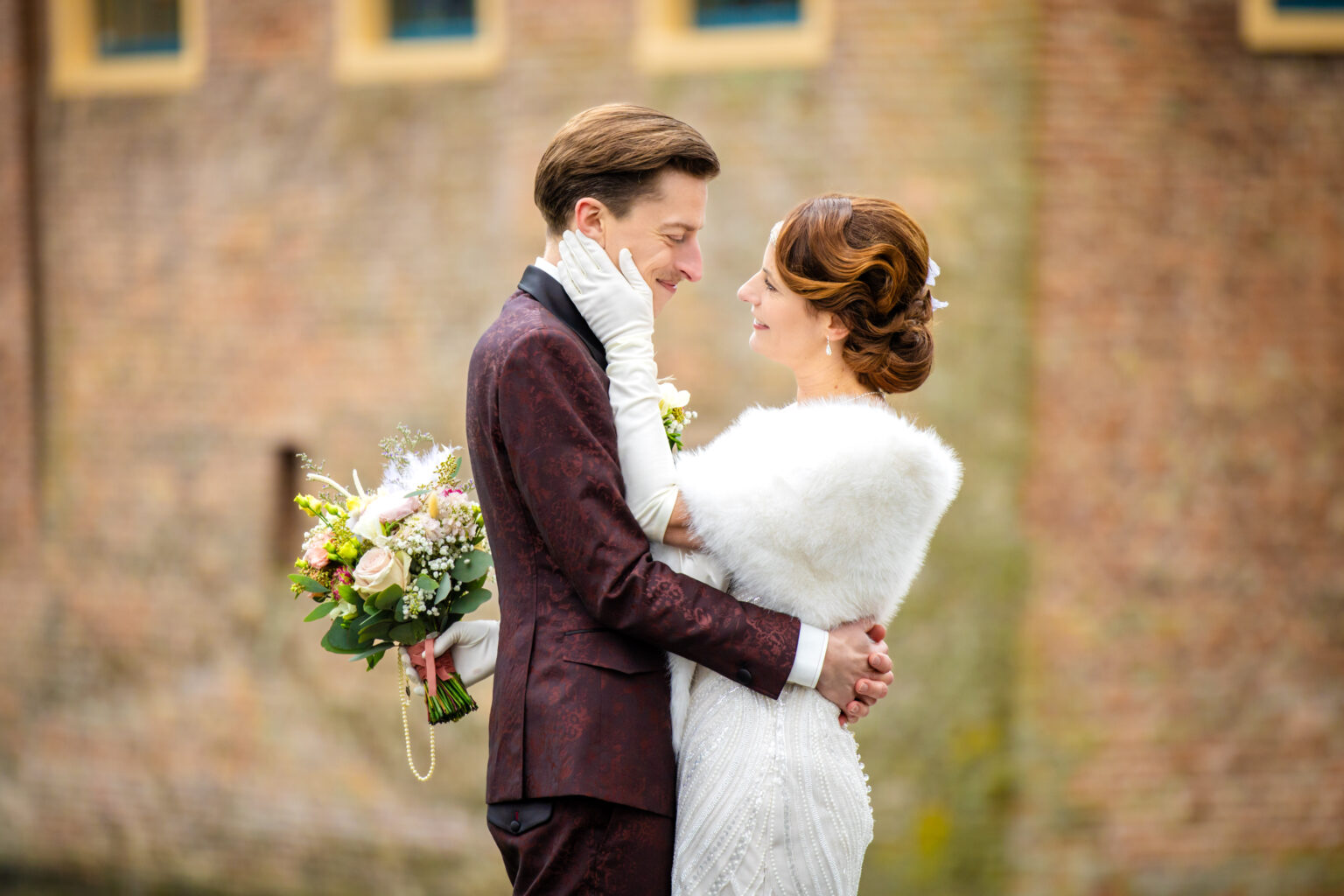 Bruidspaar doet romantisch buiten