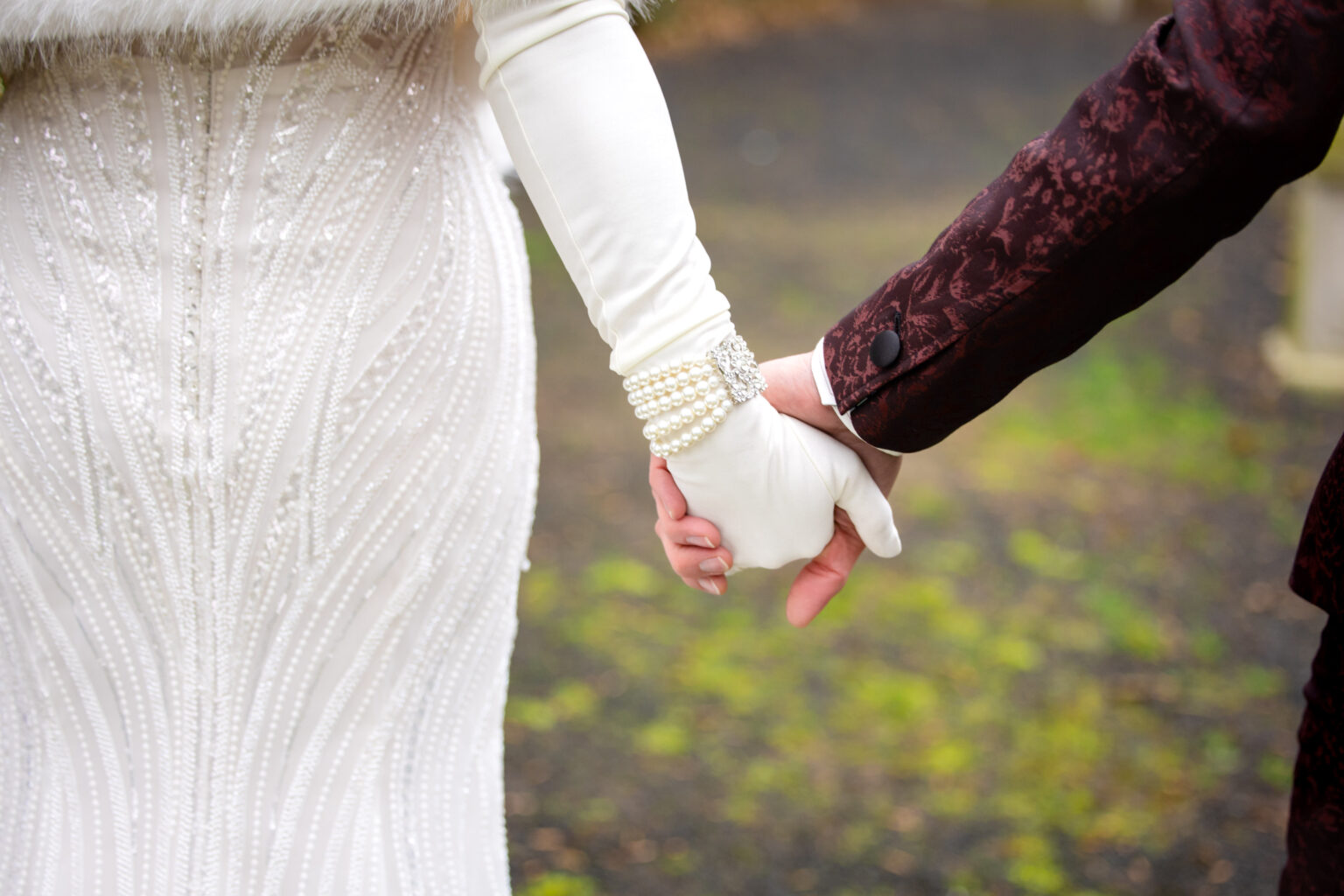 Bruidspaar houdt handen vast