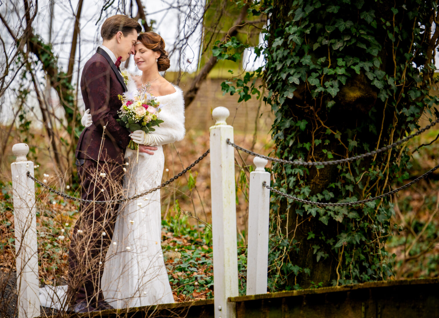 Bruidspaar op een brug