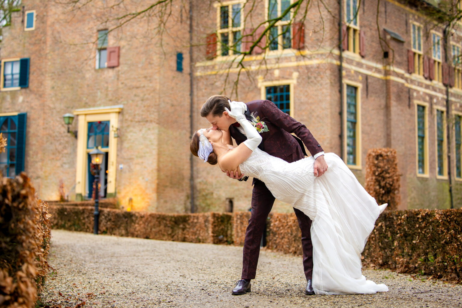 Bruidspaar dip en zoen