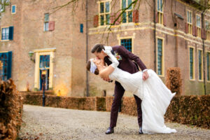 Bruidspaar dip en zoen