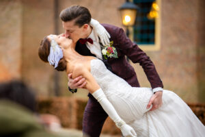 Bruidspaar dip en zoen